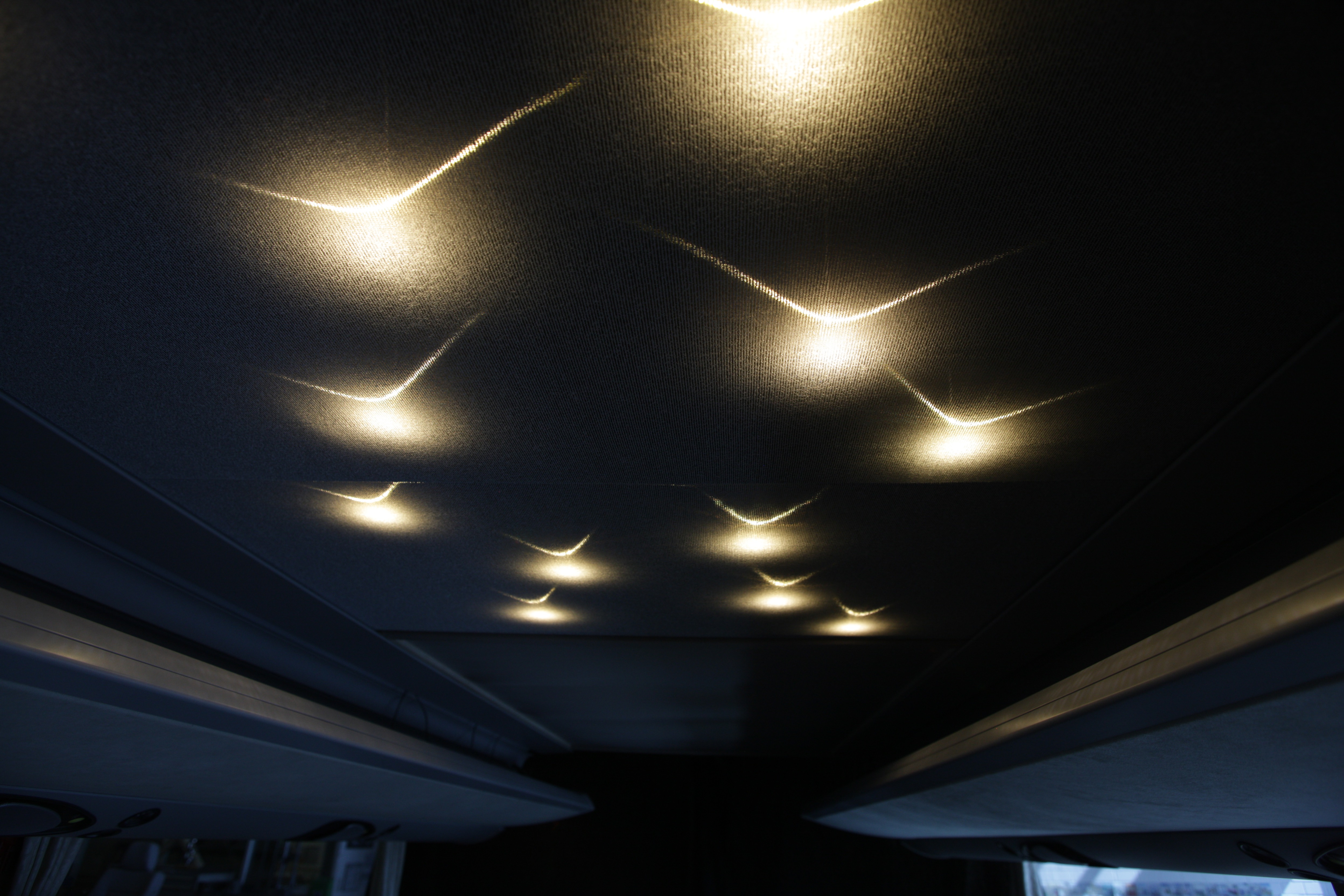 ETTLIN lux® Gewebe — Nahaufnahme der Textilstruktur mit Lichteffekt