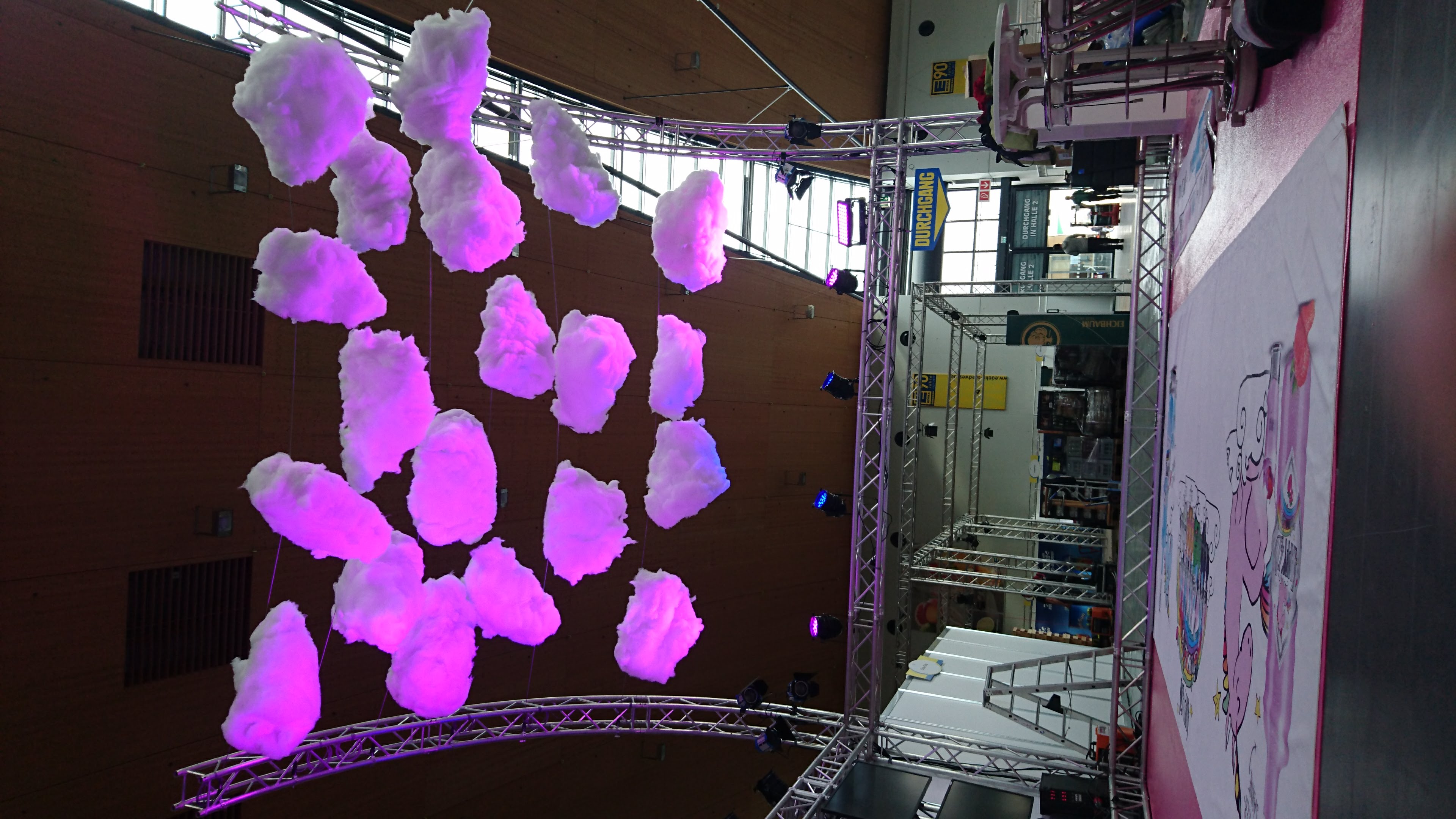 Einhorn-Messestand — Regenbogen-Ballons